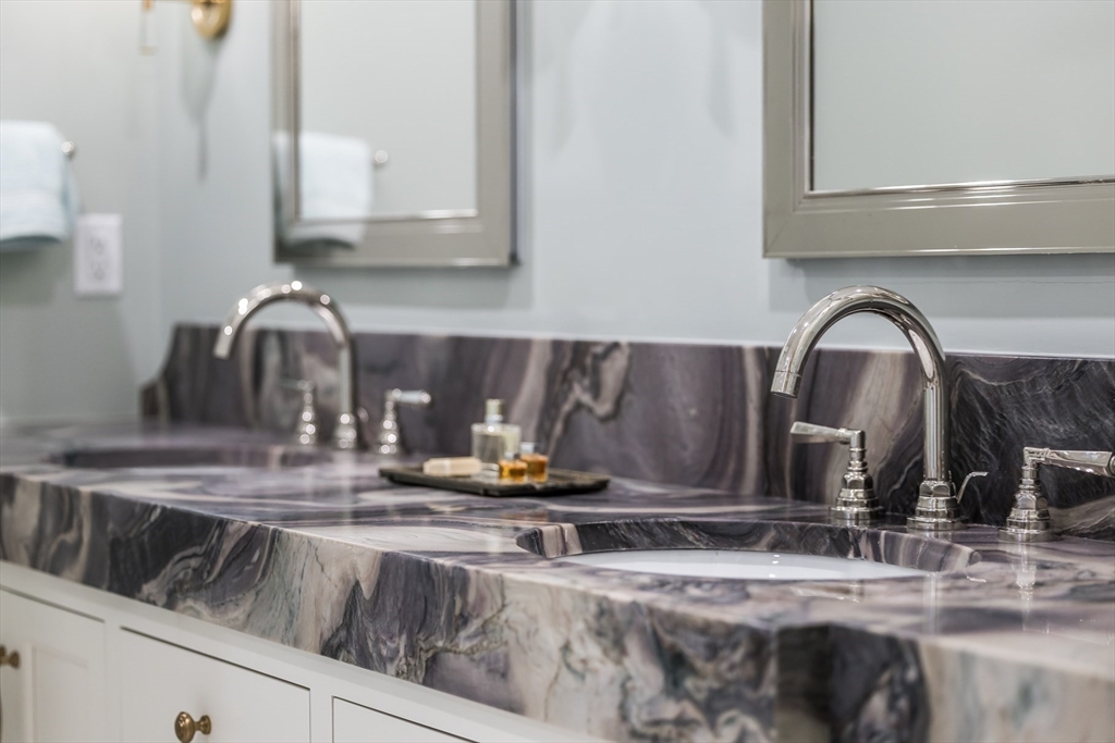 10 Rowes Wharf #PH4 Boston, MA 02110