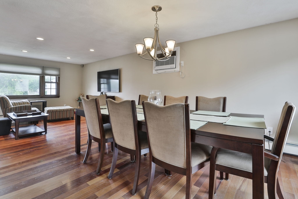 54 Walton St Wakefield, MA 01880