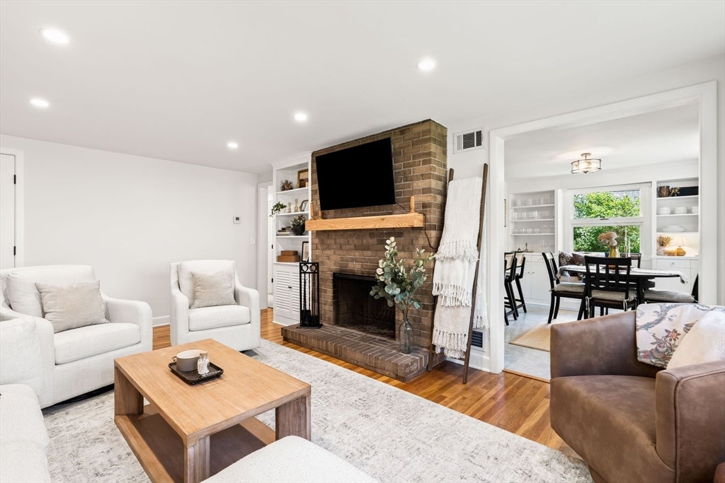 46 Woodcrest Dr Wakefield, MA 01880