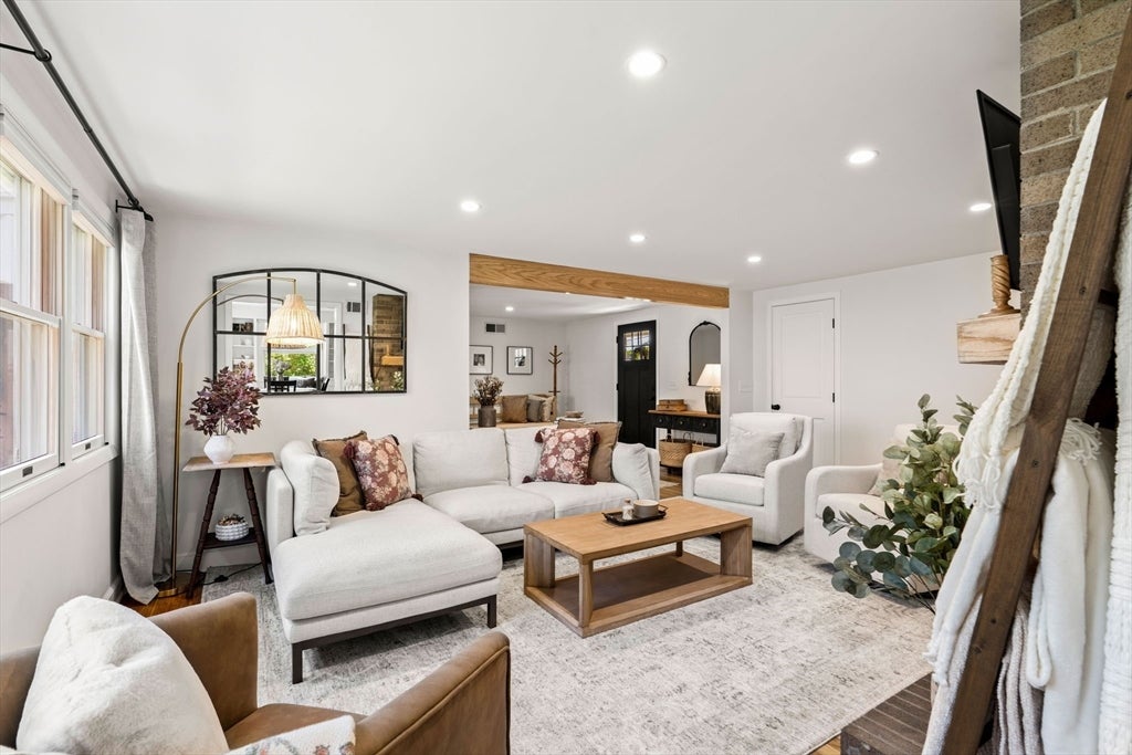 46 Woodcrest Dr Wakefield, MA 01880