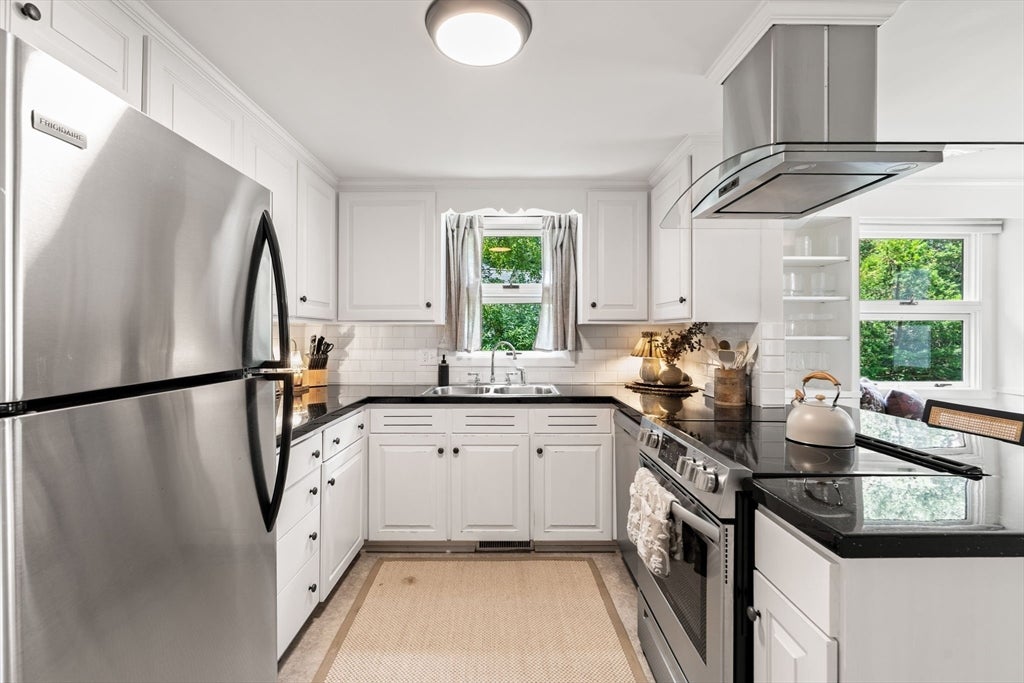 46 Woodcrest Dr Wakefield, MA 01880