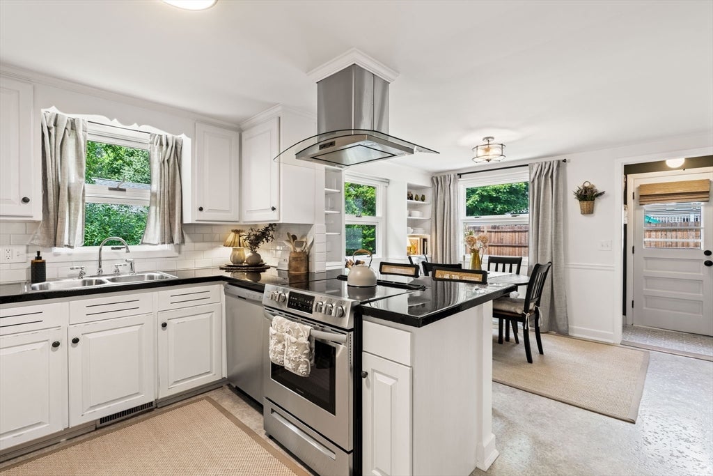 46 Woodcrest Dr Wakefield, MA 01880