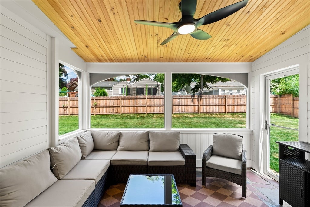 46 Woodcrest Dr Wakefield, MA 01880
