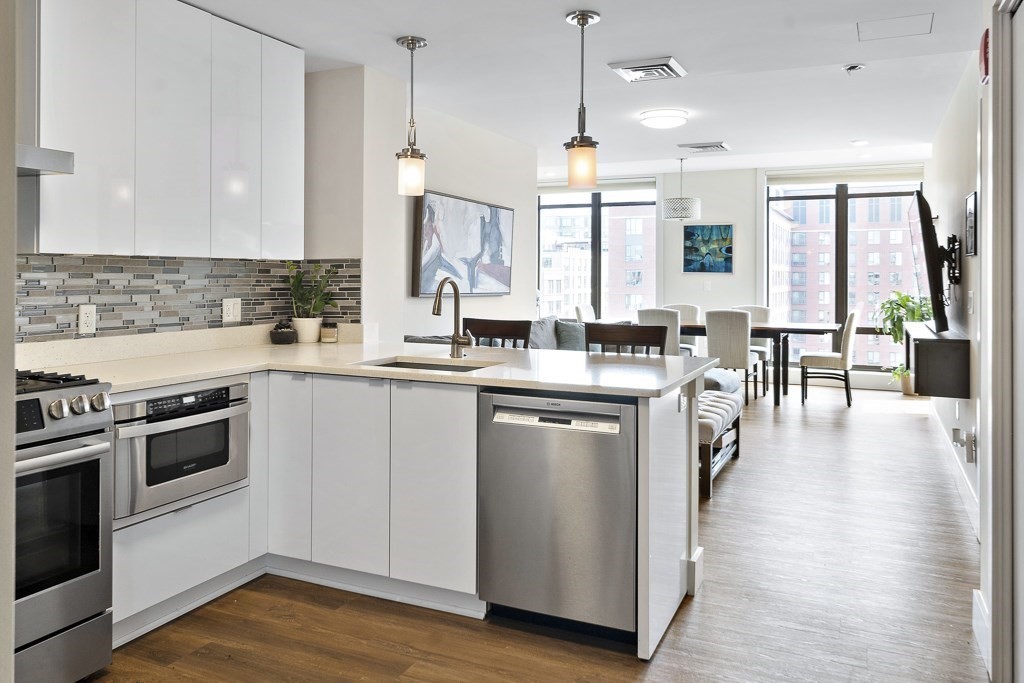 121 Portland St #902