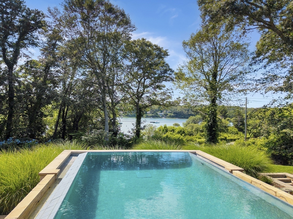 400 Barnes Rd Oak Bluffs, MA 02557 400 Barnes Rd Oak Bluffs, MA 02557