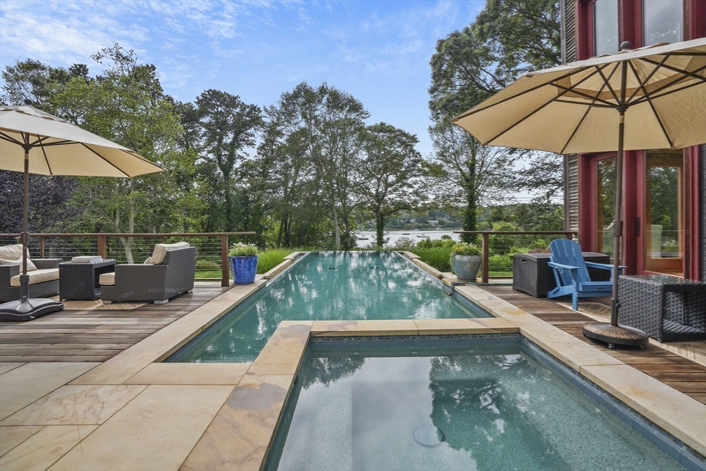 400 Barnes Rd Oak Bluffs, MA 02557 400 Barnes Rd Oak Bluffs, MA 02557