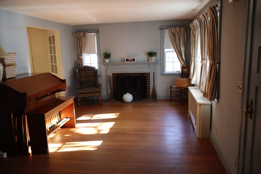 18 Crosby Rd Wakefield, MA 01880 18 Crosby Rd Wakefield, MA 01880