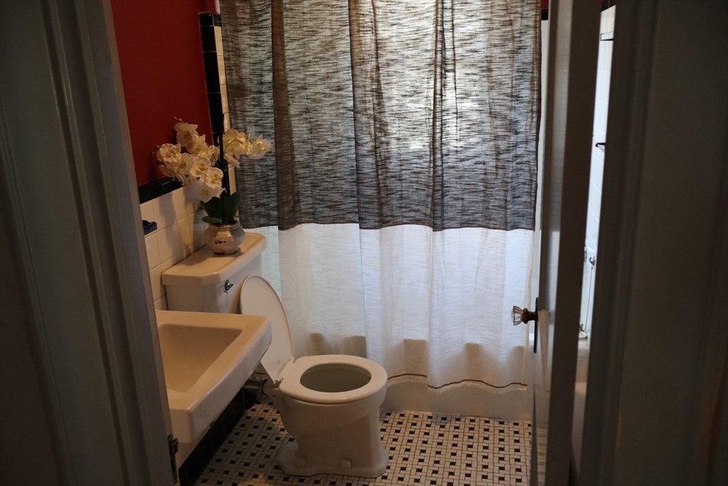 18 Crosby Rd Wakefield, MA 01880 18 Crosby Rd Wakefield, MA 01880