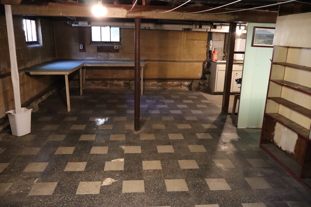 18 Crosby Rd Wakefield, MA 01880 18 Crosby Rd Wakefield, MA 01880