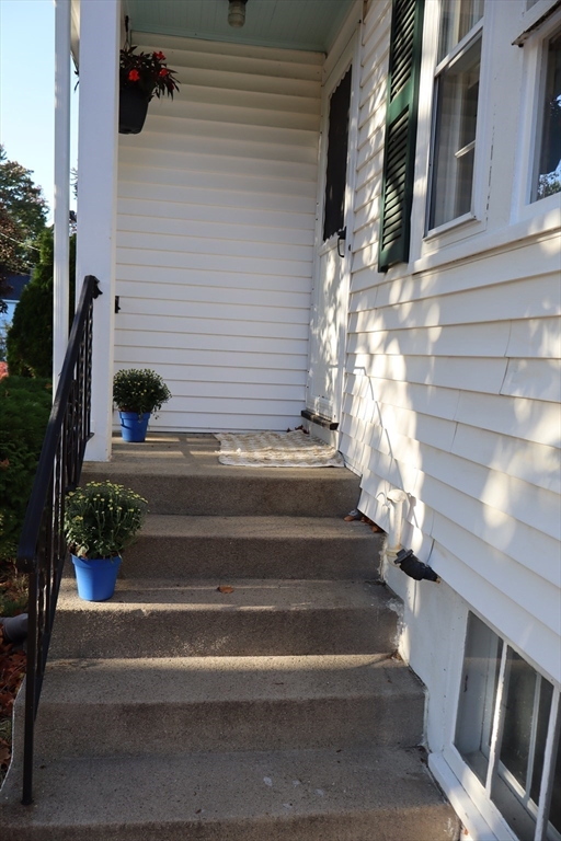 18 Crosby Rd Wakefield, MA 01880 18 Crosby Rd Wakefield, MA 01880