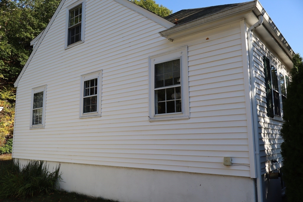 18 Crosby Rd Wakefield, MA 01880 18 Crosby Rd Wakefield, MA 01880