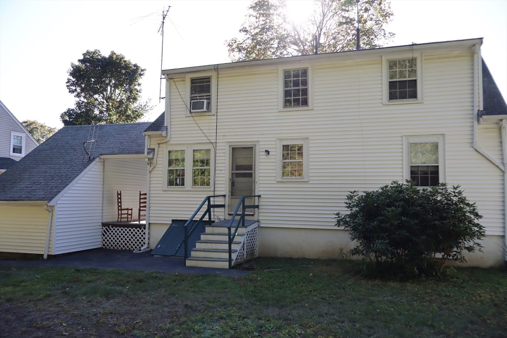18 Crosby Rd Wakefield, MA 01880 18 Crosby Rd Wakefield, MA 01880