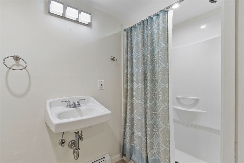 26 Curv St Wakefield, MA 01880