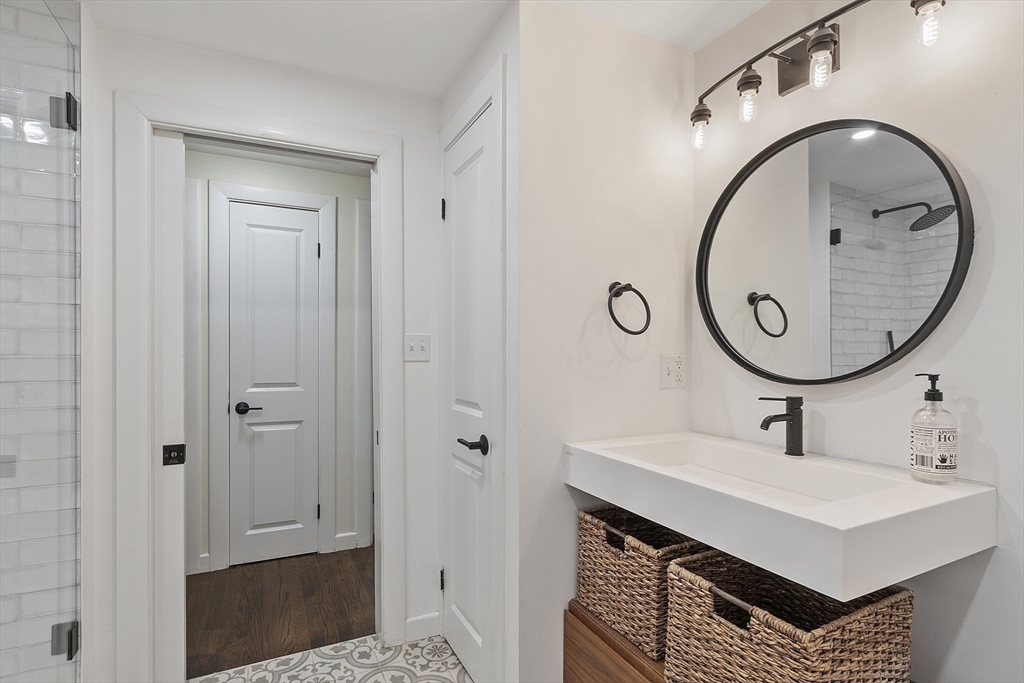 26 Curv St Wakefield, MA 01880