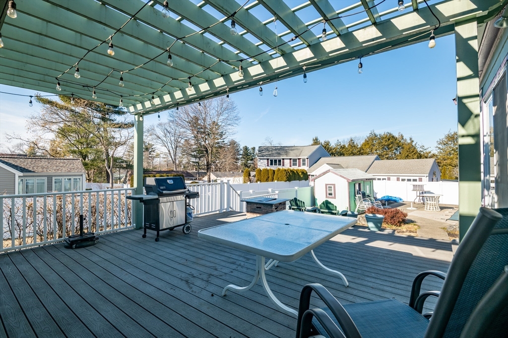 25 Juniper Ave Wakefield, MA 01880