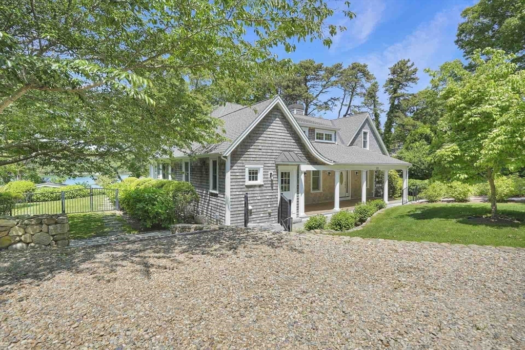 385 Barnes Rd Oak Bluffs, MA 02557 385 Barnes Rd Oak Bluffs, MA 02557