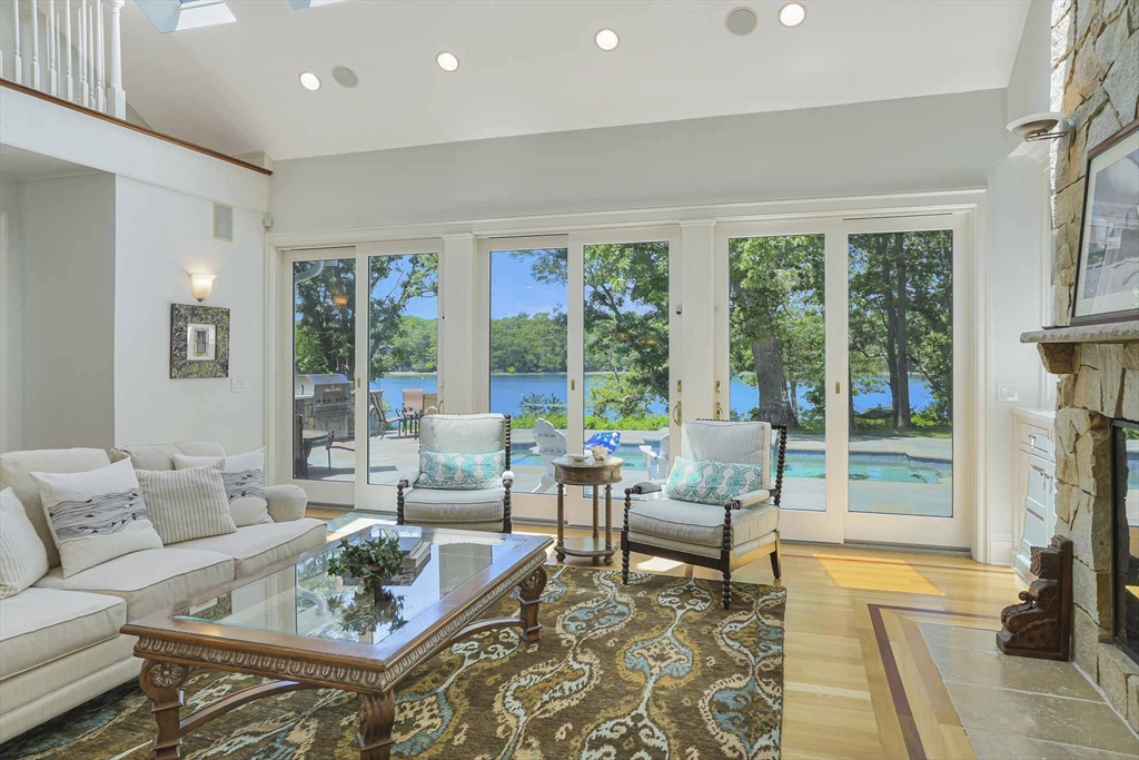 385 Barnes Rd Oak Bluffs, MA 02557 385 Barnes Rd Oak Bluffs, MA 02557