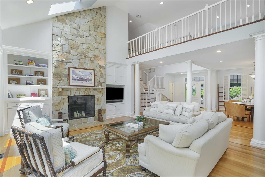 385 Barnes Rd Oak Bluffs, MA 02557 385 Barnes Rd Oak Bluffs, MA 02557