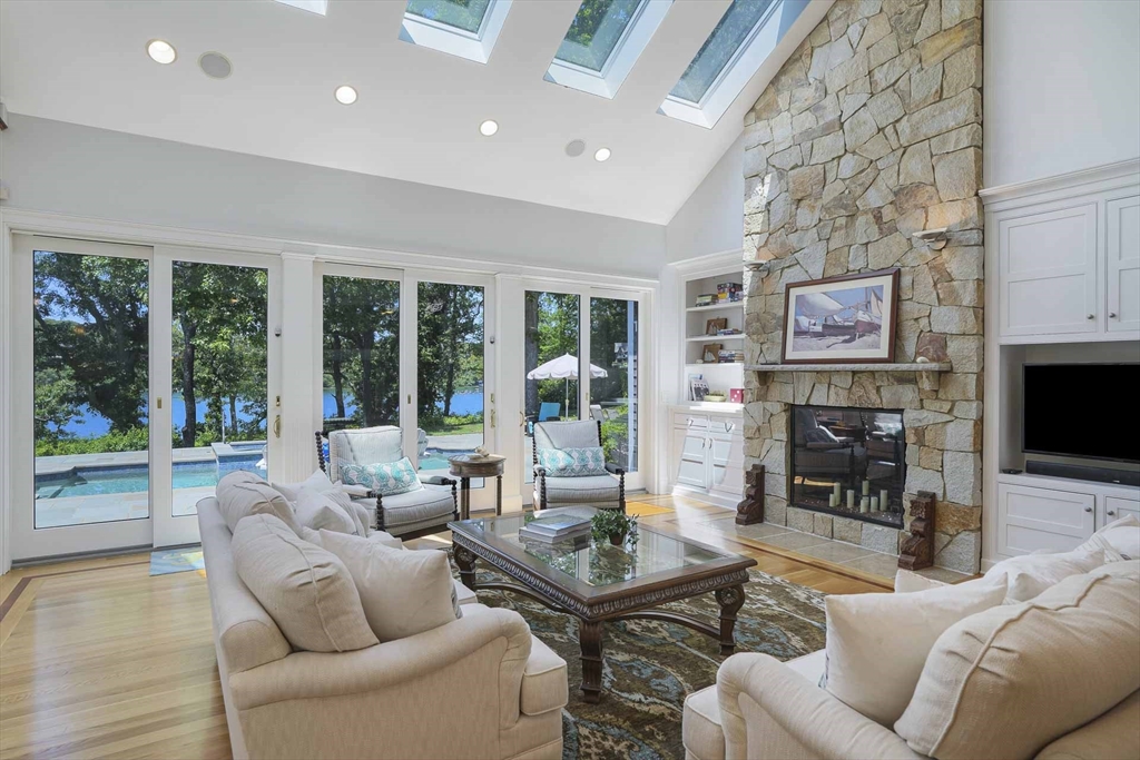385 Barnes Rd Oak Bluffs, MA 02557 385 Barnes Rd Oak Bluffs, MA 02557