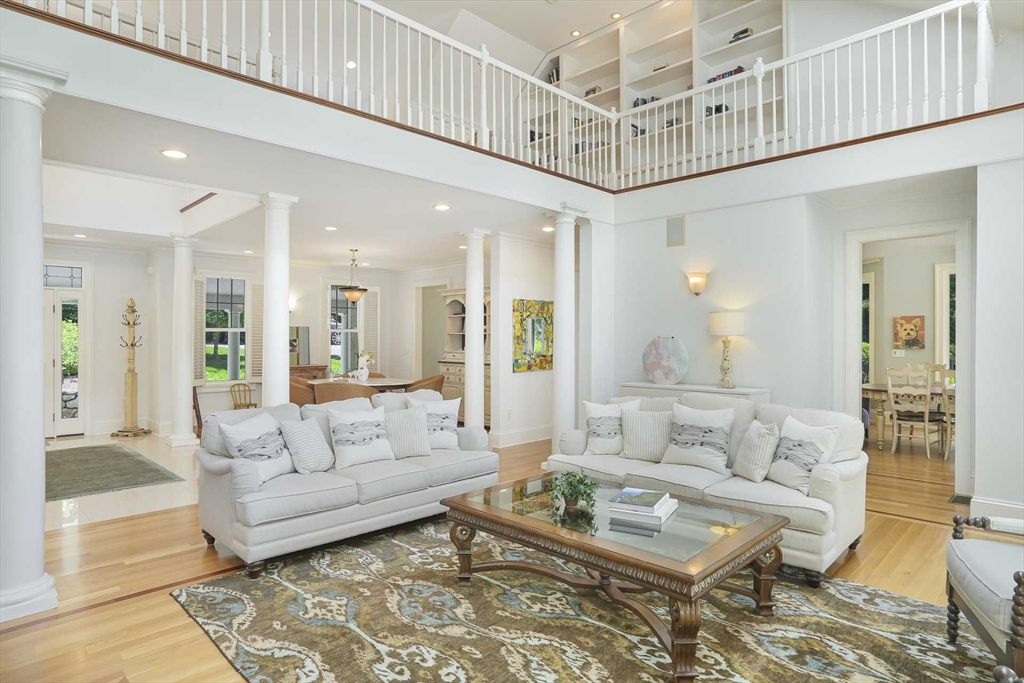 385 Barnes Rd Oak Bluffs, MA 02557 385 Barnes Rd Oak Bluffs, MA 02557
