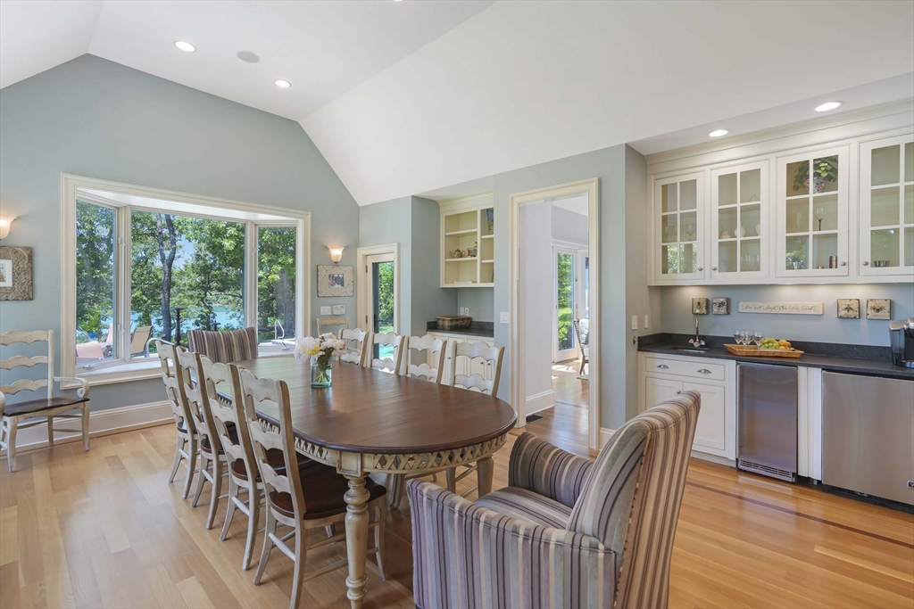 385 Barnes Rd Oak Bluffs, MA 02557 385 Barnes Rd Oak Bluffs, MA 02557
