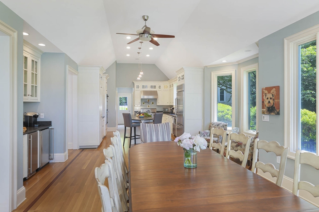 385 Barnes Rd Oak Bluffs, MA 02557 385 Barnes Rd Oak Bluffs, MA 02557