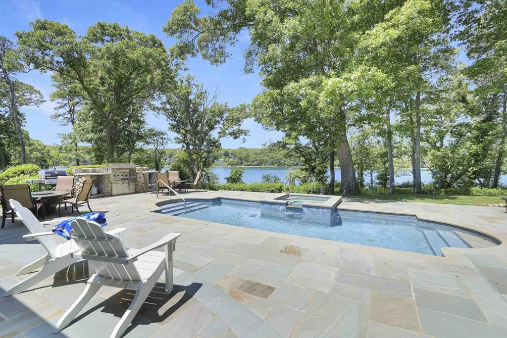 385 Barnes Rd Oak Bluffs, MA 02557 385 Barnes Rd Oak Bluffs, MA 02557