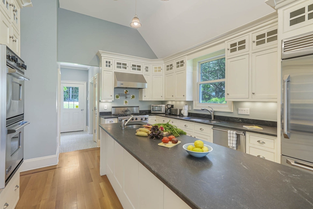385 Barnes Rd Oak Bluffs, MA 02557 385 Barnes Rd Oak Bluffs, MA 02557