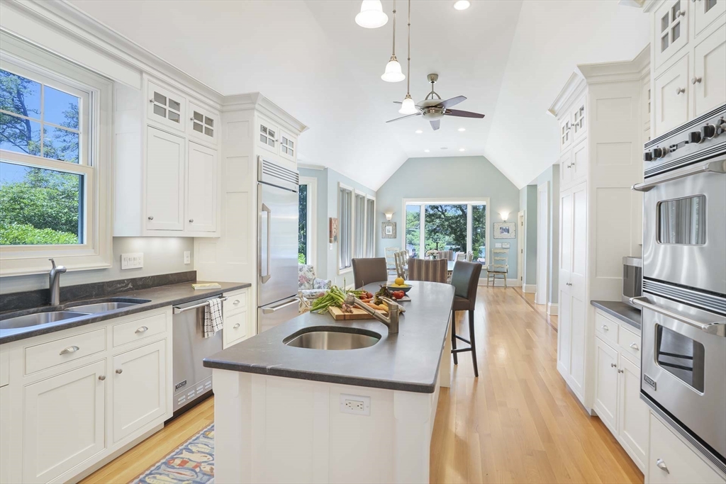 385 Barnes Rd Oak Bluffs, MA 02557 385 Barnes Rd Oak Bluffs, MA 02557