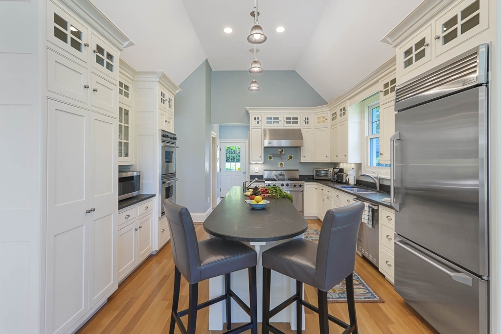 385 Barnes Rd Oak Bluffs, MA 02557 385 Barnes Rd Oak Bluffs, MA 02557
