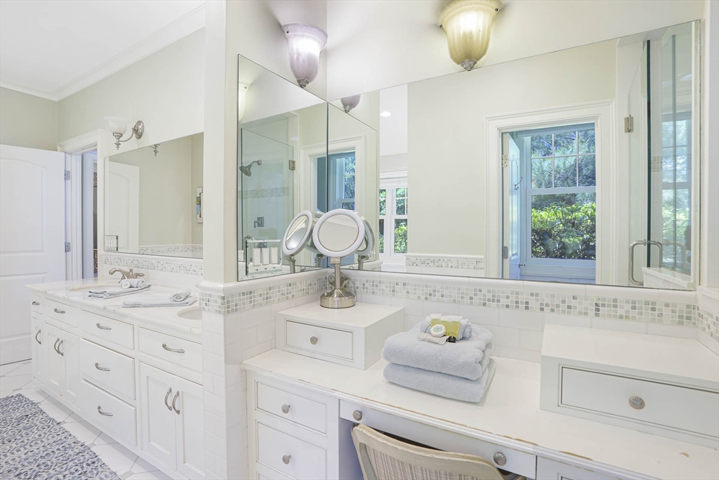 385 Barnes Rd Oak Bluffs, MA 02557 385 Barnes Rd Oak Bluffs, MA 02557