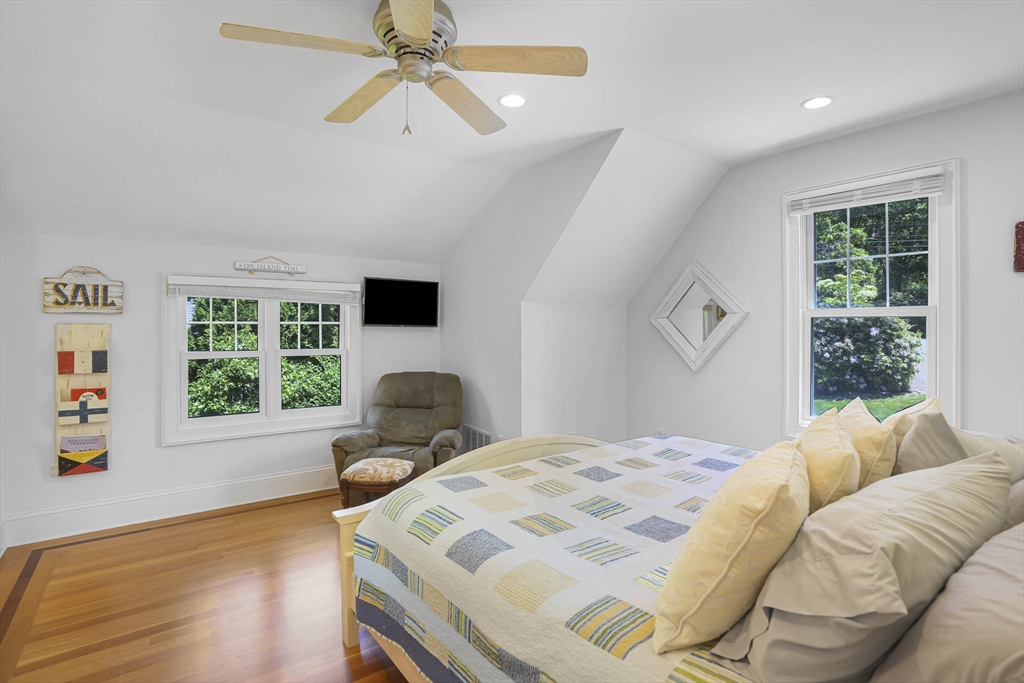 385 Barnes Rd Oak Bluffs, MA 02557 385 Barnes Rd Oak Bluffs, MA 02557