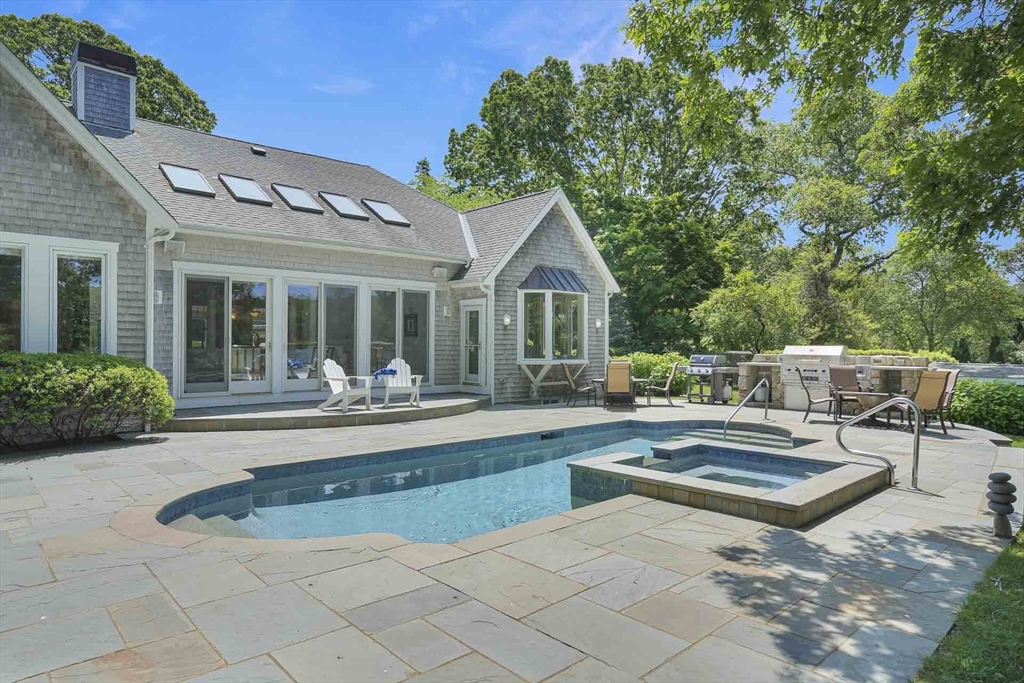 385 Barnes Rd Oak Bluffs, MA 02557 385 Barnes Rd Oak Bluffs, MA 02557