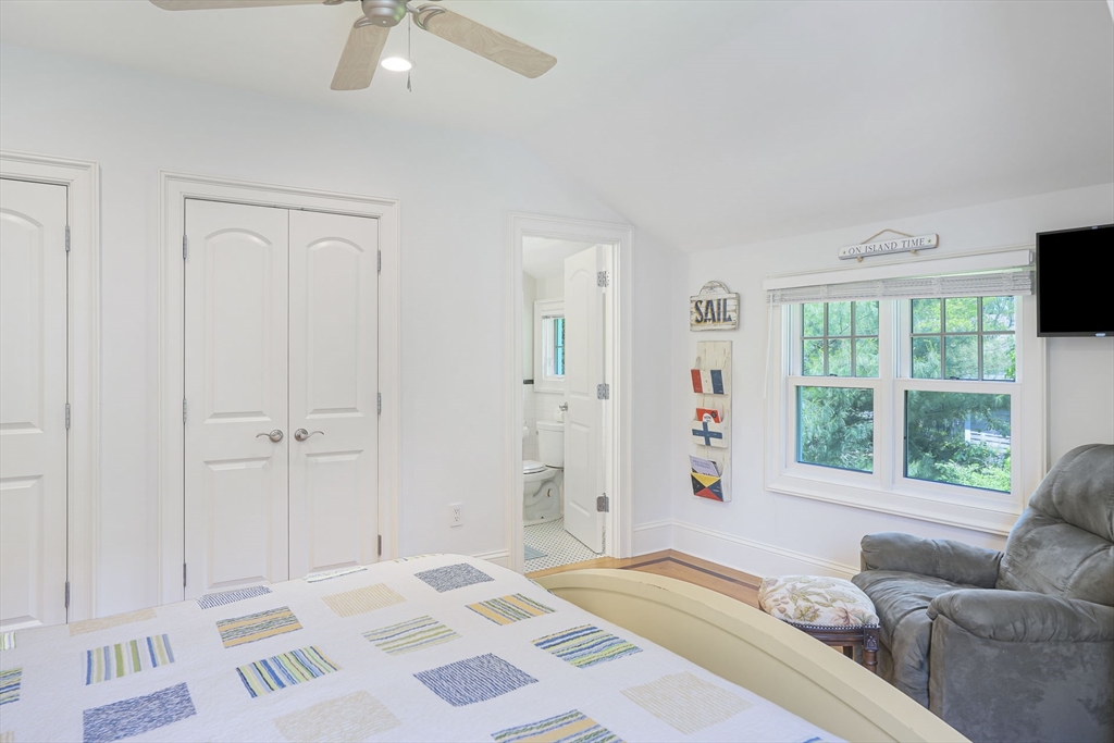 385 Barnes Rd Oak Bluffs, MA 02557 385 Barnes Rd Oak Bluffs, MA 02557