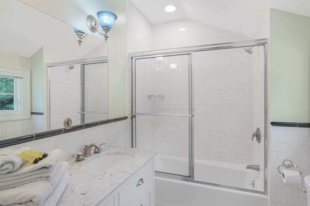 385 Barnes Rd Oak Bluffs, MA 02557 385 Barnes Rd Oak Bluffs, MA 02557