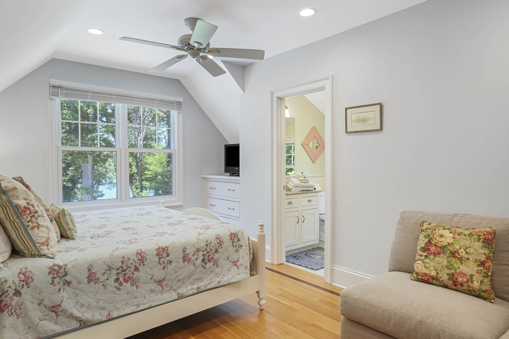 385 Barnes Rd Oak Bluffs, MA 02557 385 Barnes Rd Oak Bluffs, MA 02557