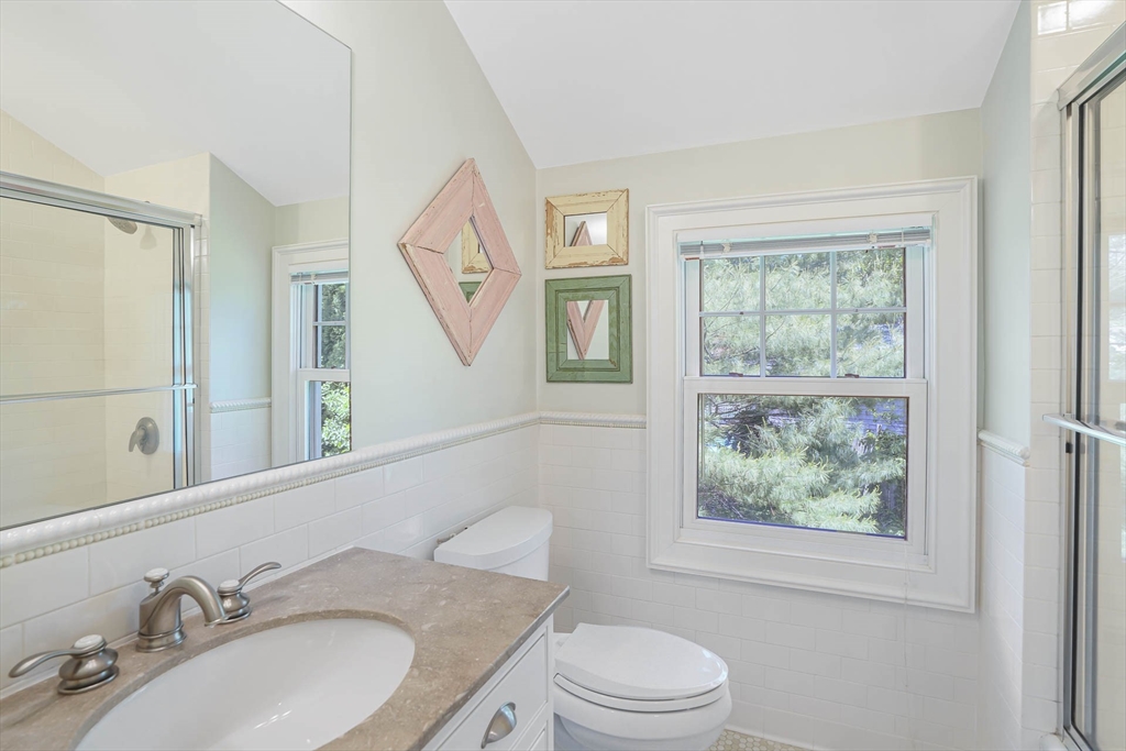 385 Barnes Rd Oak Bluffs, MA 02557 385 Barnes Rd Oak Bluffs, MA 02557