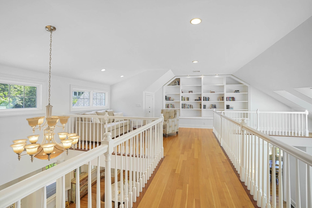 385 Barnes Rd Oak Bluffs, MA 02557 385 Barnes Rd Oak Bluffs, MA 02557