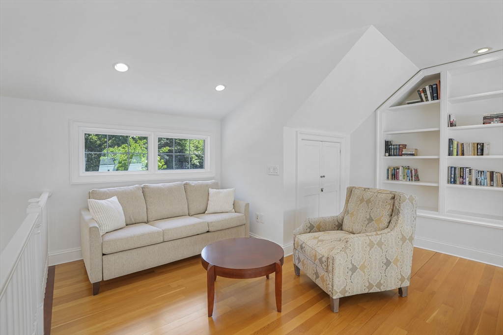 385 Barnes Rd Oak Bluffs, MA 02557 385 Barnes Rd Oak Bluffs, MA 02557