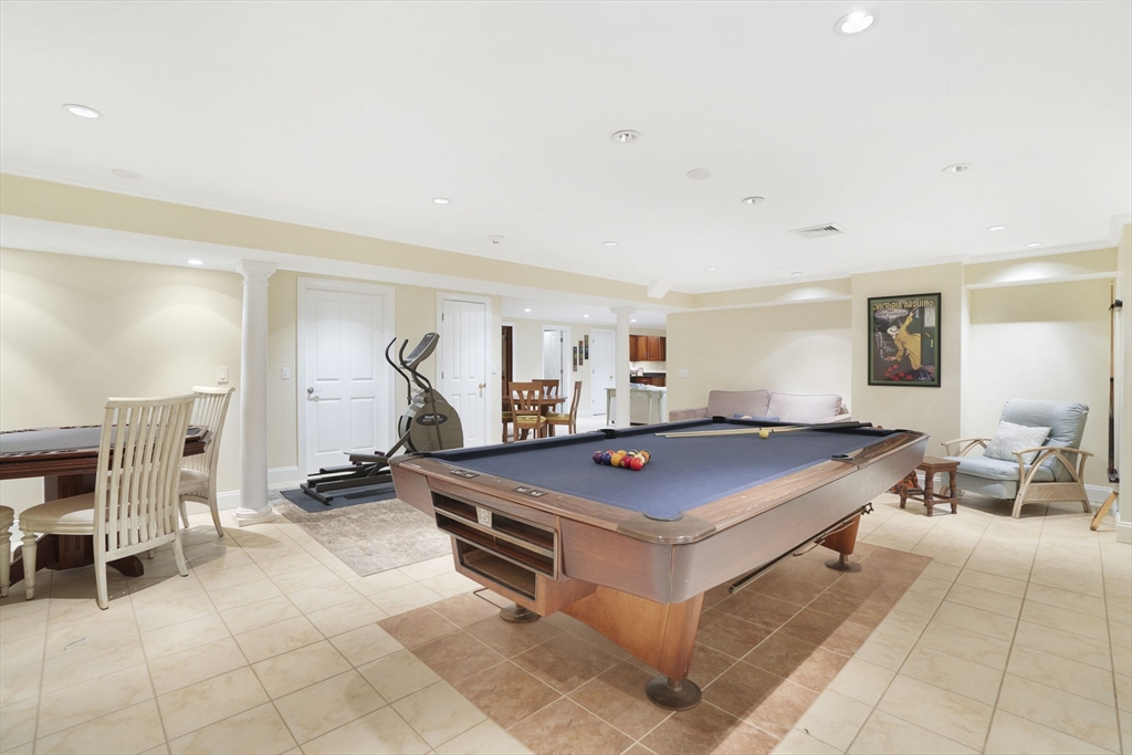 385 Barnes Rd Oak Bluffs, MA 02557 385 Barnes Rd Oak Bluffs, MA 02557