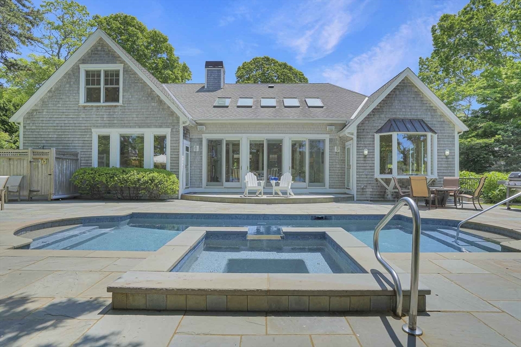 385 Barnes Rd Oak Bluffs, MA 02557 385 Barnes Rd Oak Bluffs, MA 02557