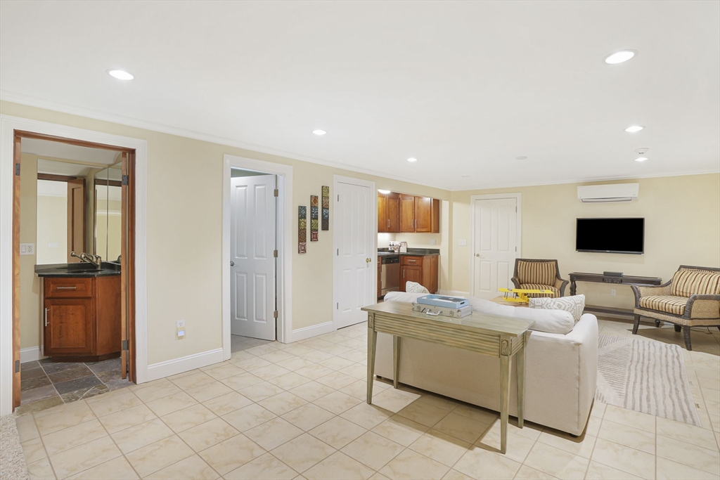 385 Barnes Rd Oak Bluffs, MA 02557 385 Barnes Rd Oak Bluffs, MA 02557
