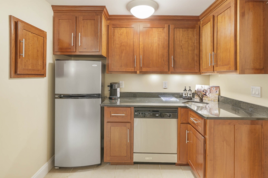 385 Barnes Rd Oak Bluffs, MA 02557 385 Barnes Rd Oak Bluffs, MA 02557