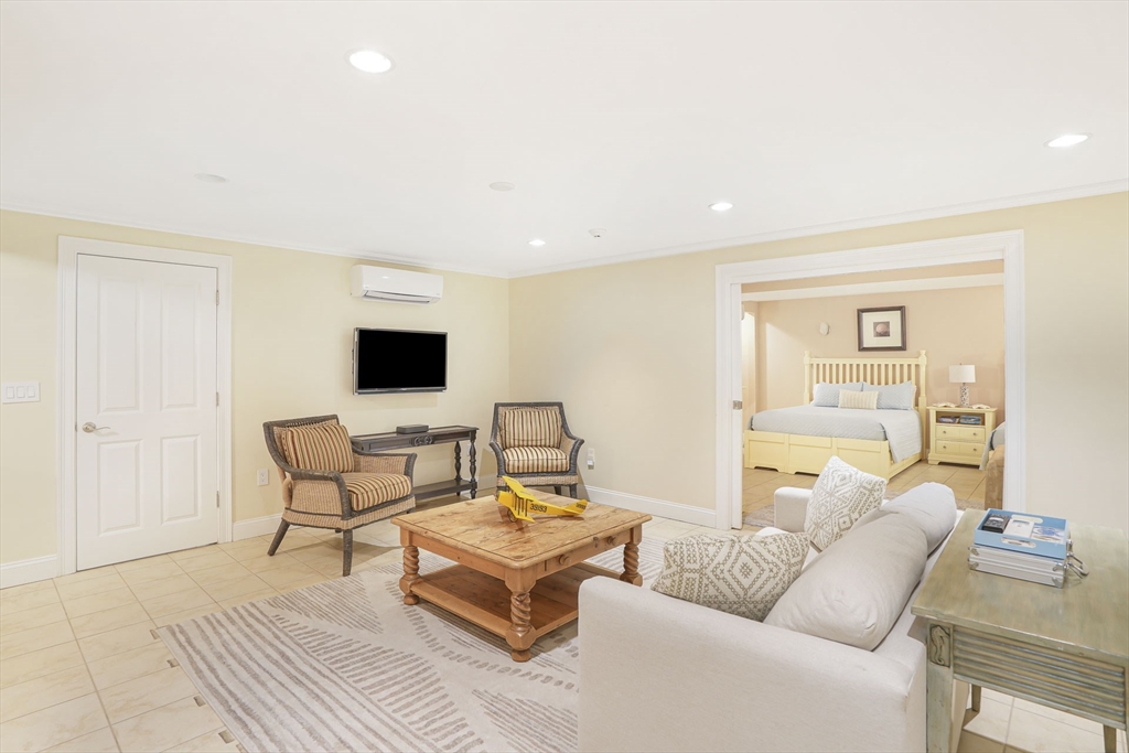 385 Barnes Rd Oak Bluffs, MA 02557 385 Barnes Rd Oak Bluffs, MA 02557