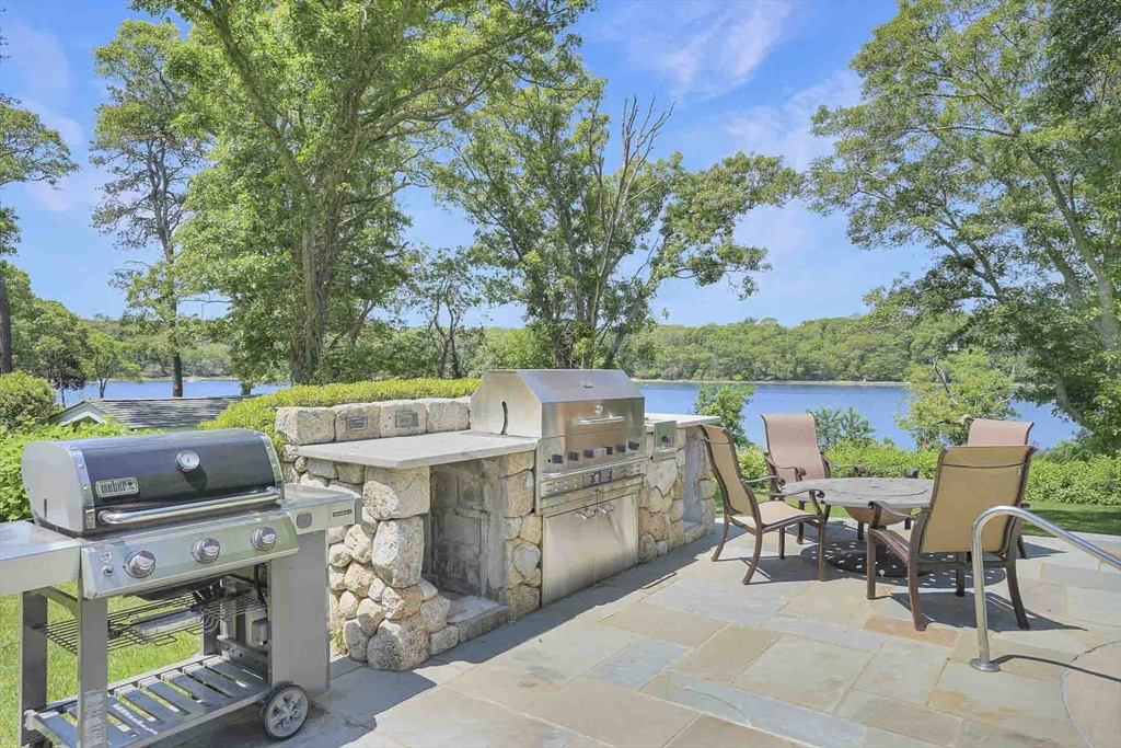 385 Barnes Rd Oak Bluffs, MA 02557 385 Barnes Rd Oak Bluffs, MA 02557