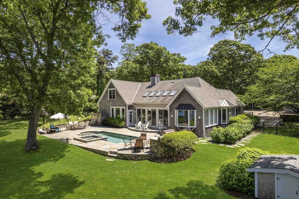 385 Barnes Rd Oak Bluffs, MA 02557 385 Barnes Rd Oak Bluffs, MA 02557
