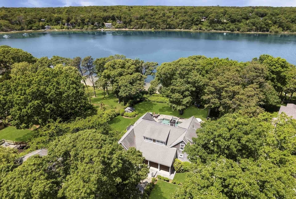 385 Barnes Rd Oak Bluffs, MA 02557 385 Barnes Rd Oak Bluffs, MA 02557