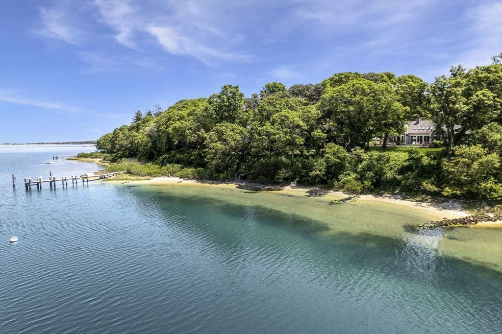 385 Barnes Rd Oak Bluffs, MA 02557 385 Barnes Rd Oak Bluffs, MA 02557