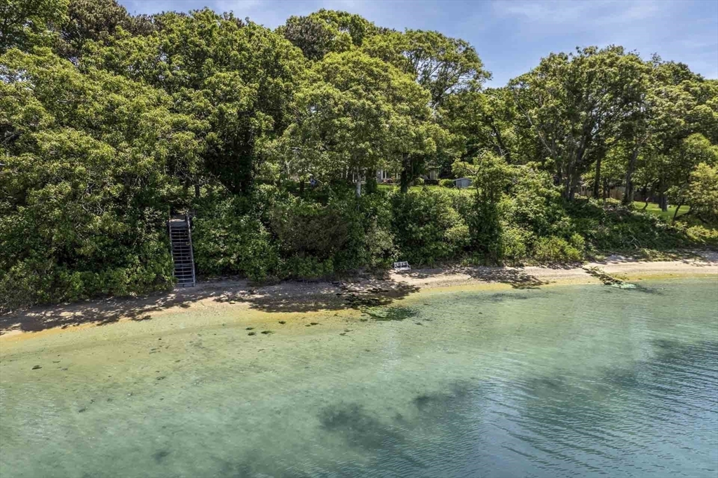385 Barnes Rd Oak Bluffs, MA 02557 385 Barnes Rd Oak Bluffs, MA 02557