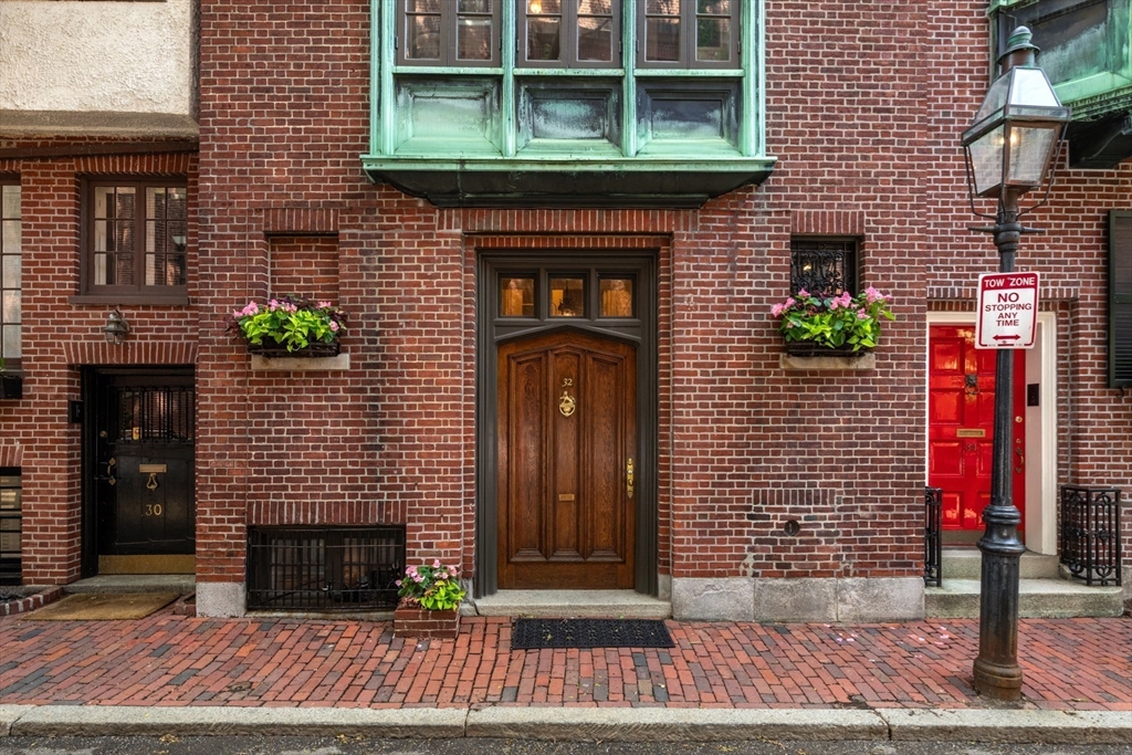 32 Lime St Boston, MA 02108 32 Lime St Boston, MA 02108